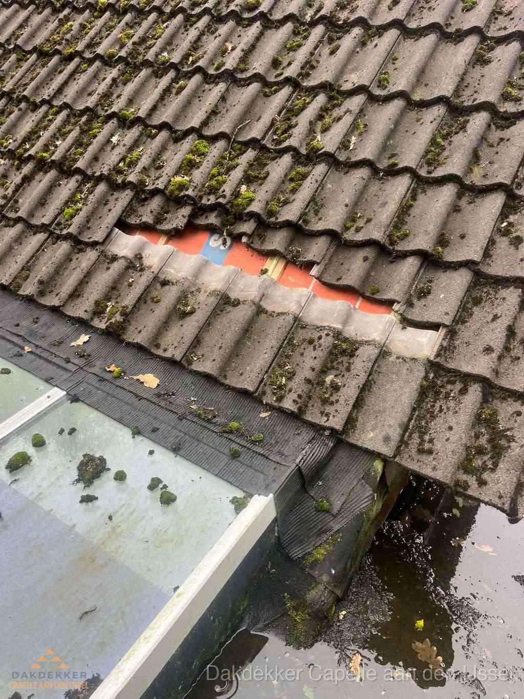 Beschadigd pannendak met ontbrekende dakpannen voor reparatie in Capelle aan den IJssel