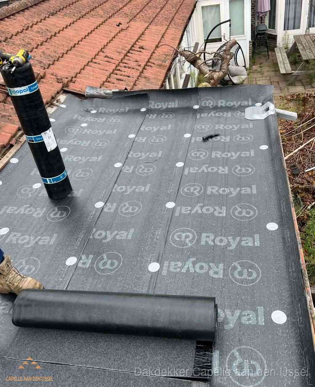 Plat dak met nieuwe bitumen dakbedekking en brandgereedschap in Capelle aan den IJssel