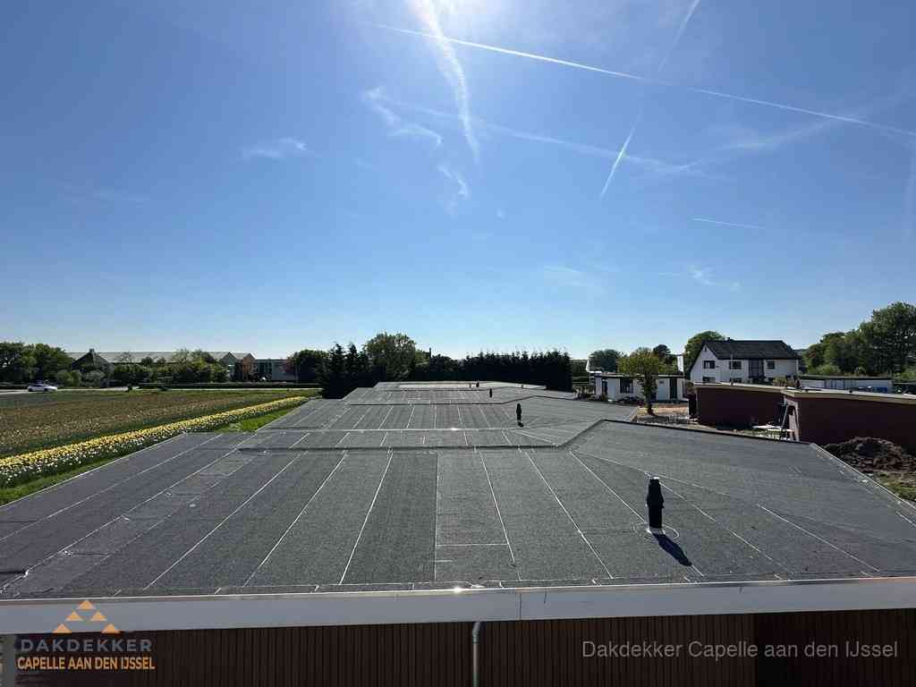 Groot plat dak met bitumen dakbedekking op bedrijfspand in Capelle aan den IJssel