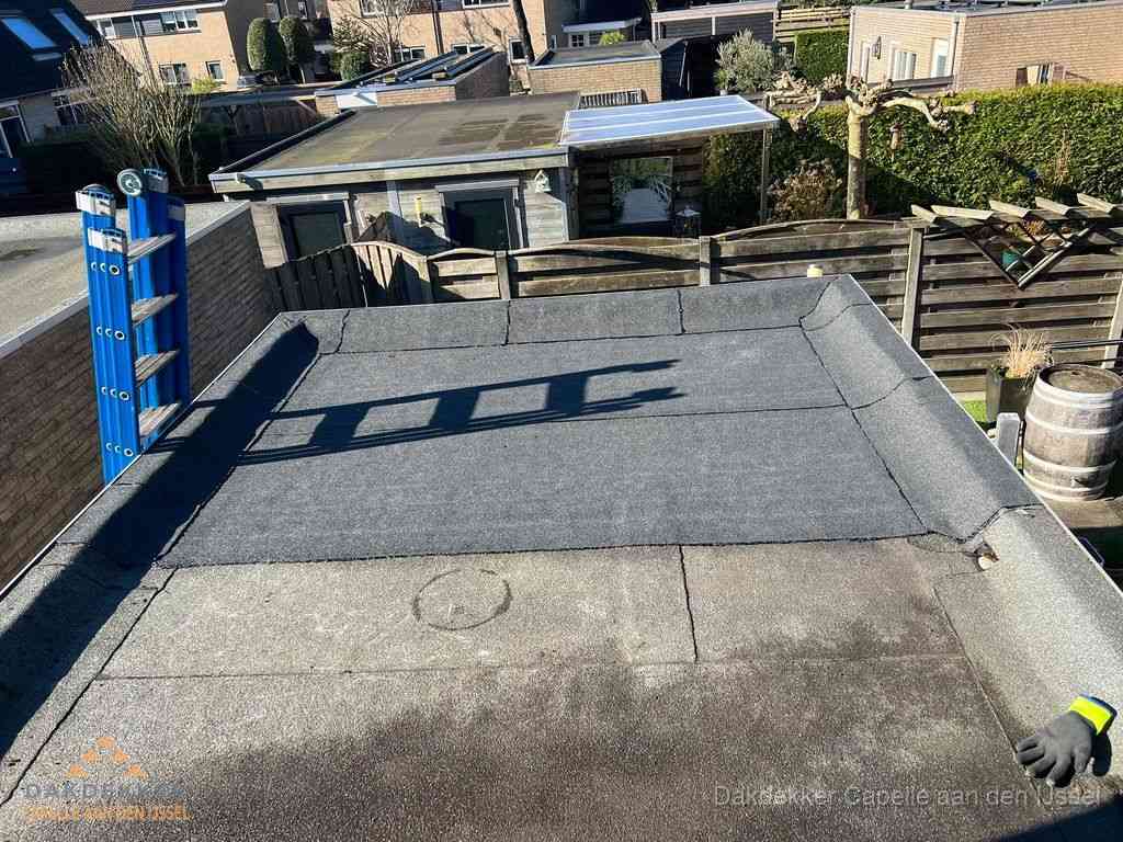 Dakdekker legt onderlaag op plat dak met houten constructie in Capelle aan den IJssel