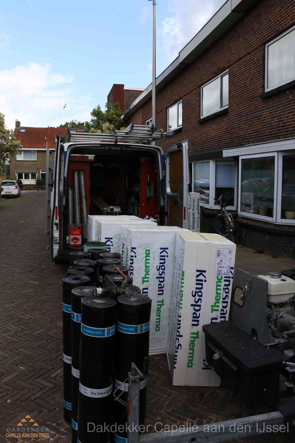 Plat dak met bitumen dakbedekking en brander in Capelle aan den IJssel