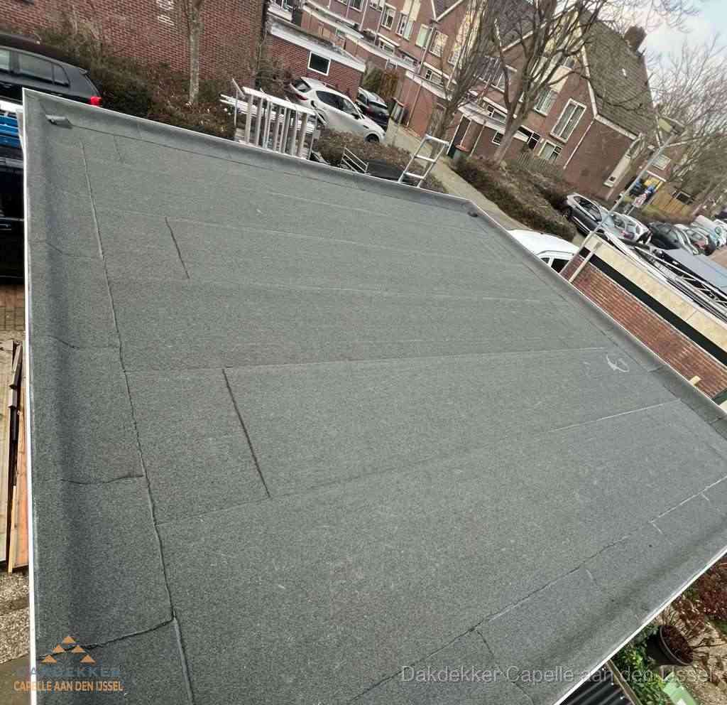 Nieuwe bitumen dakbedekking op plat dak van garage in Capelle aan den IJssel