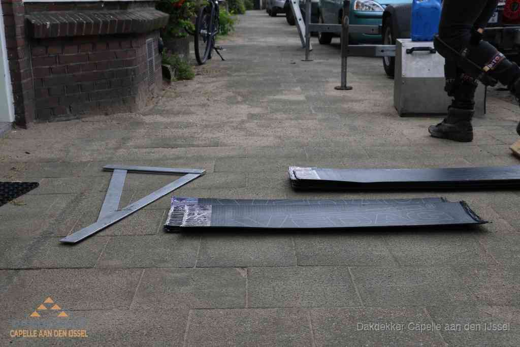 Dakbedekkingsmateriaal en zinkwerk klaargelegd voor reparatie in Capelle aan den IJssel