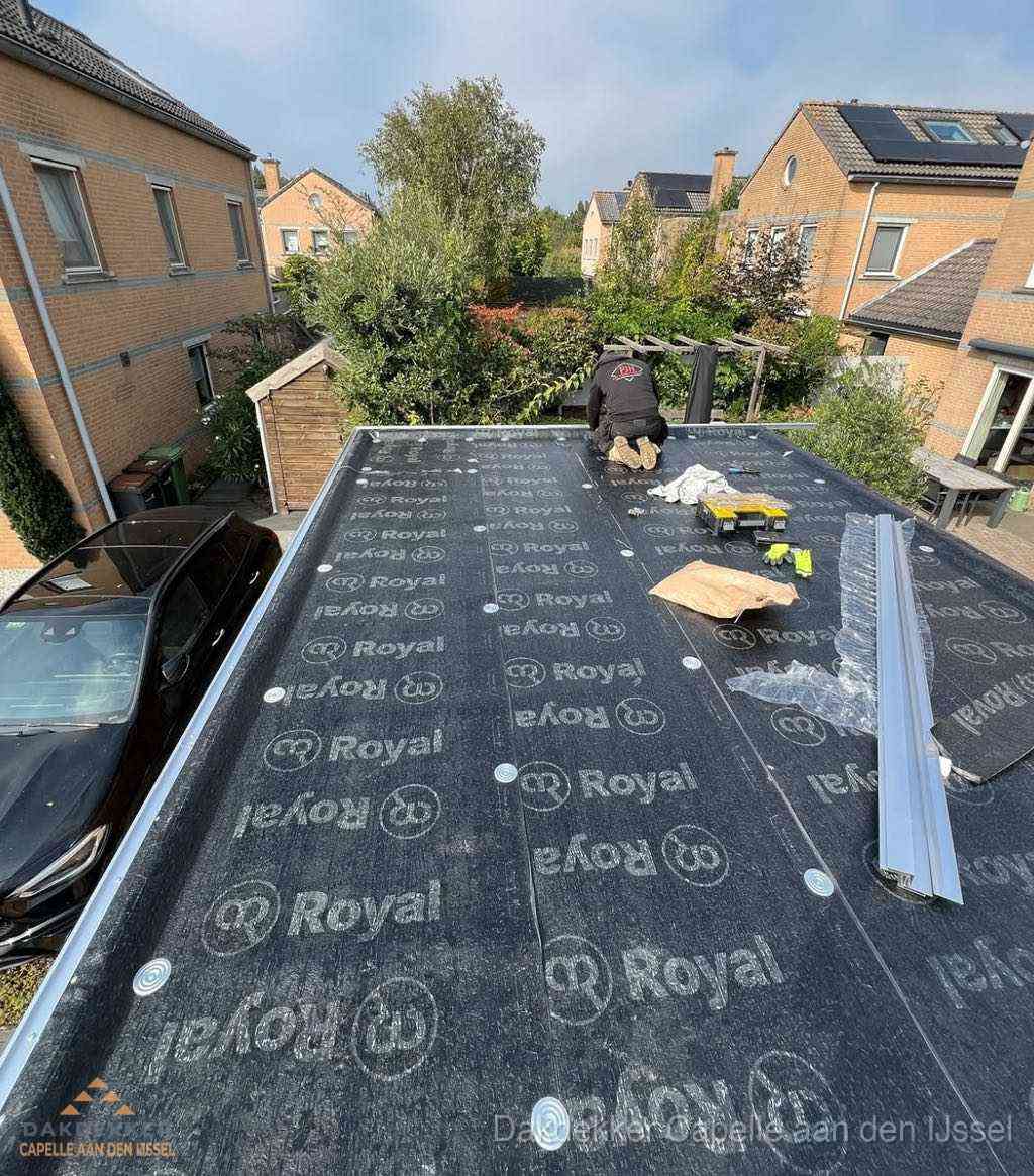 Dakdekker aan het werk op plat dak renovatie in Capelle aan den IJssel