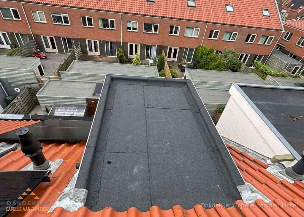 Plat dak met bitumen bedekking naast dakkapel in Capelle aan den IJssel