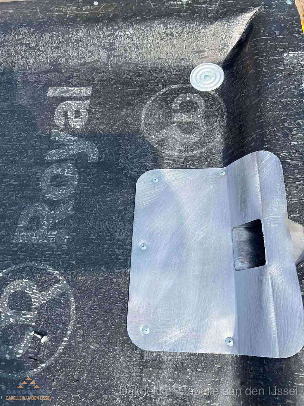 Dakdoorvoer met metalen afvoerplaat op bitumen dak in Capelle aan den IJssel