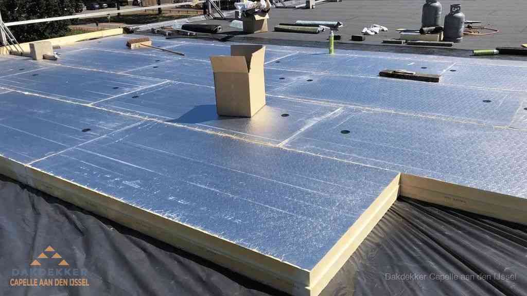 PIR isolatieplaten worden gelegd op plat dak voor dakisolatie in Capelle aan den IJssel