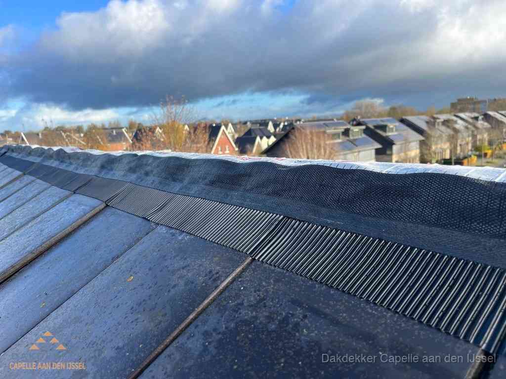 Dakisolatie bij de nok met ventilatieprofiel op schuin dak in Capelle aan den IJssel