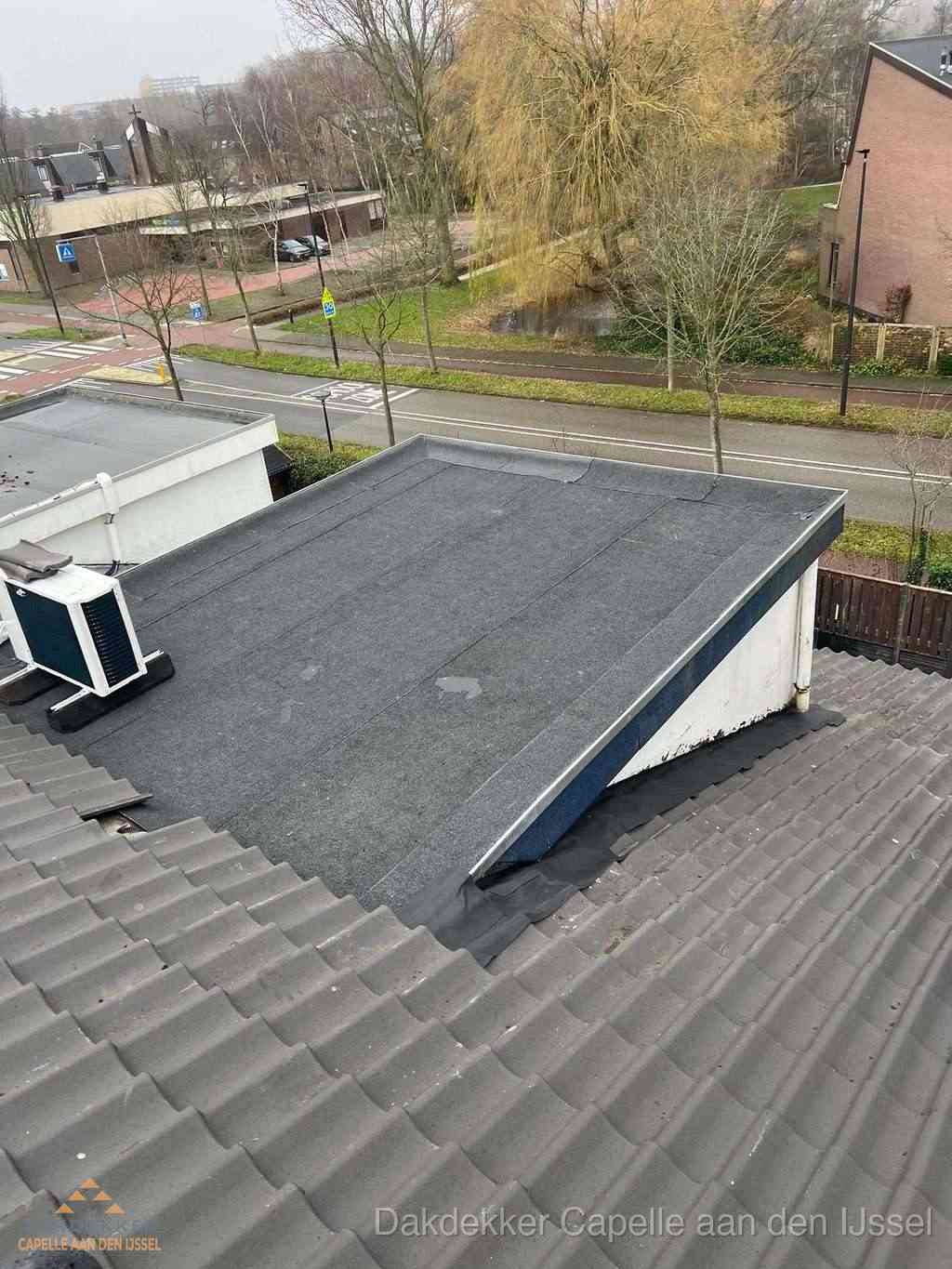 Plat dak met bitumen dakbedekking naast schuin pannendak in Capelle aan den IJssel