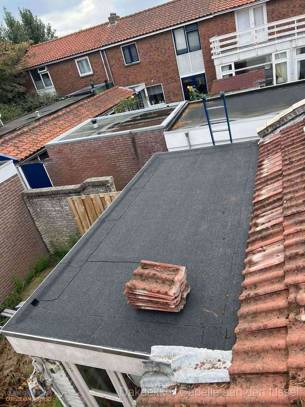Aanbouw plat dak met reservepannen voor dakpannen vervangen in Capelle aan den IJssel