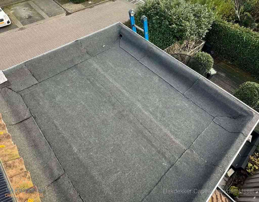 Gerenoveerd plat dak met nieuwe bitumen dakbedekking in Capelle aan den IJssel