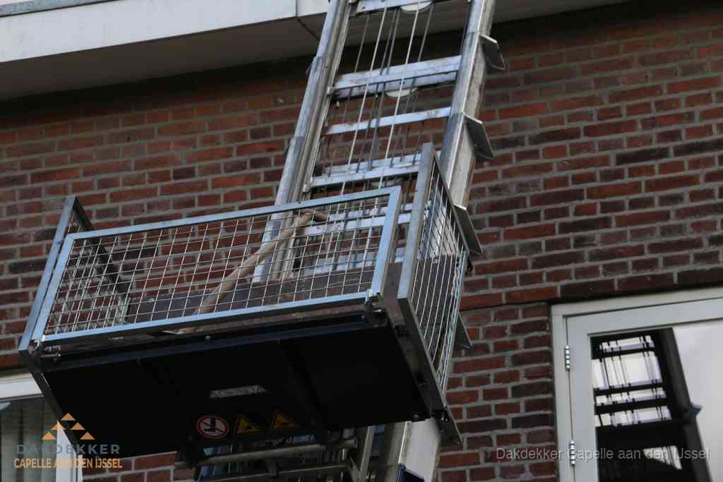 Ladderlift met dakpannen voor dakpan reparatie in Capelle aan den IJssel