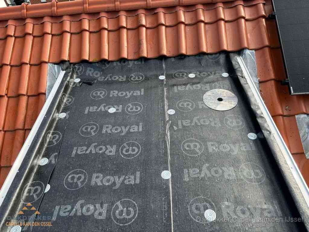 Nieuw dak met dakpannen en Royal onderlaag bij woning in Capelle aan den IJssel