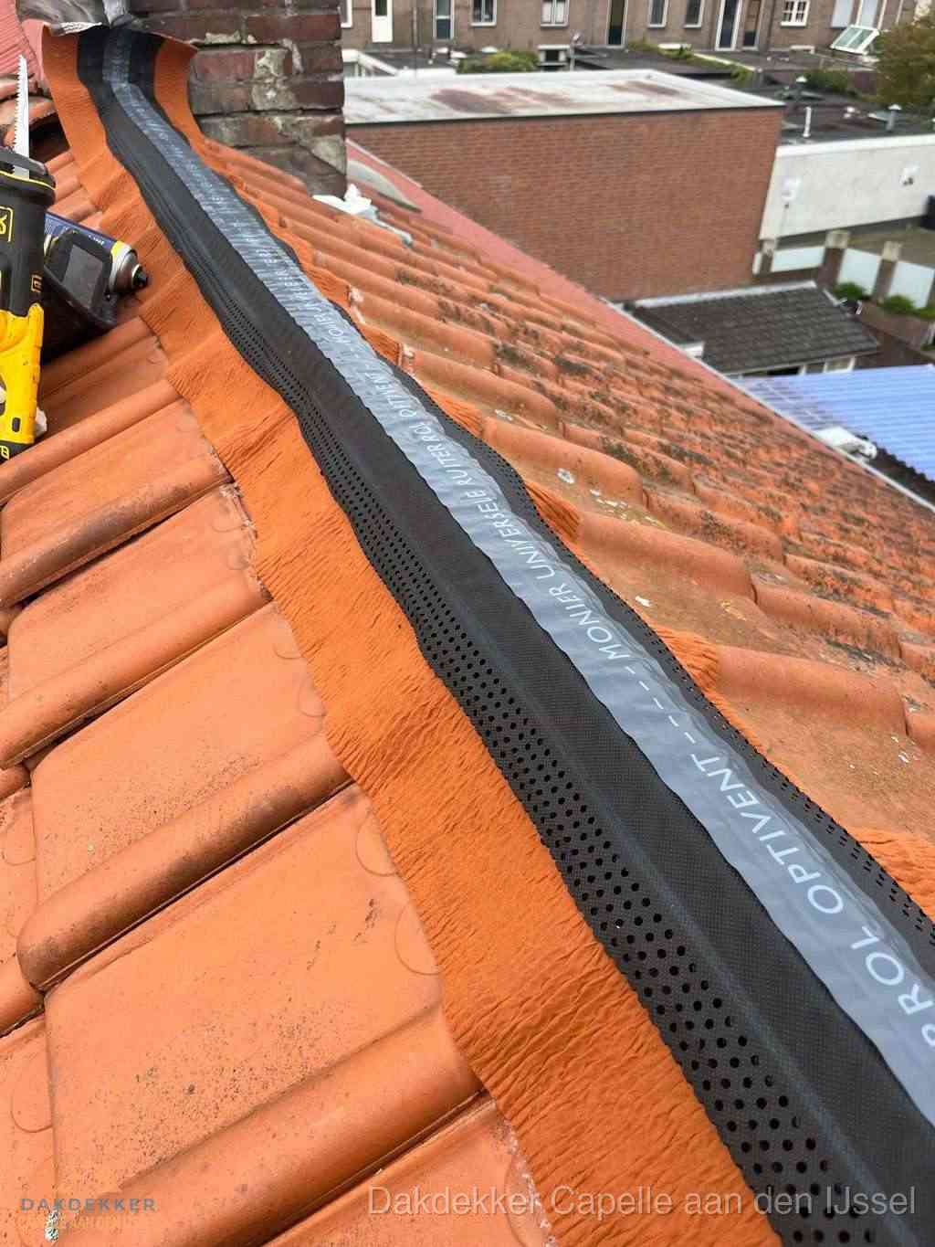 Plat dak aanbouw met bitumen naast schuin pannendak in Capelle aan den IJssel