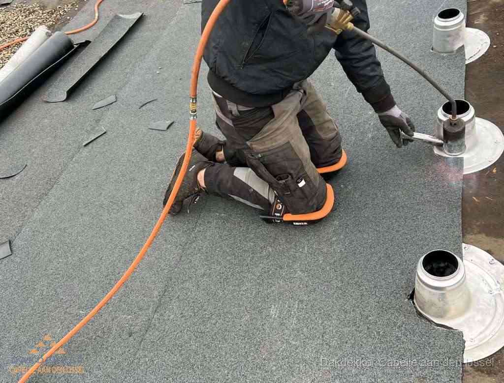 Gereedschap op nieuw plat dak na renovatie in Capelle aan den IJssel