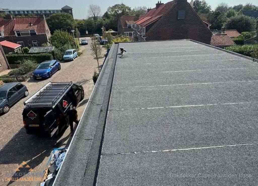 Nieuw bitumen plat dak met uitzicht over landschap in Capelle aan den IJssel