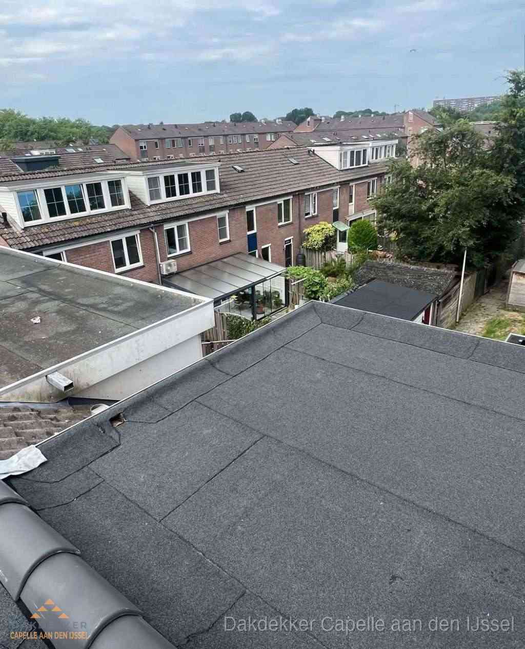 Vernieuwd plat dak met bitumen in woonwijk in Capelle aan den IJssel