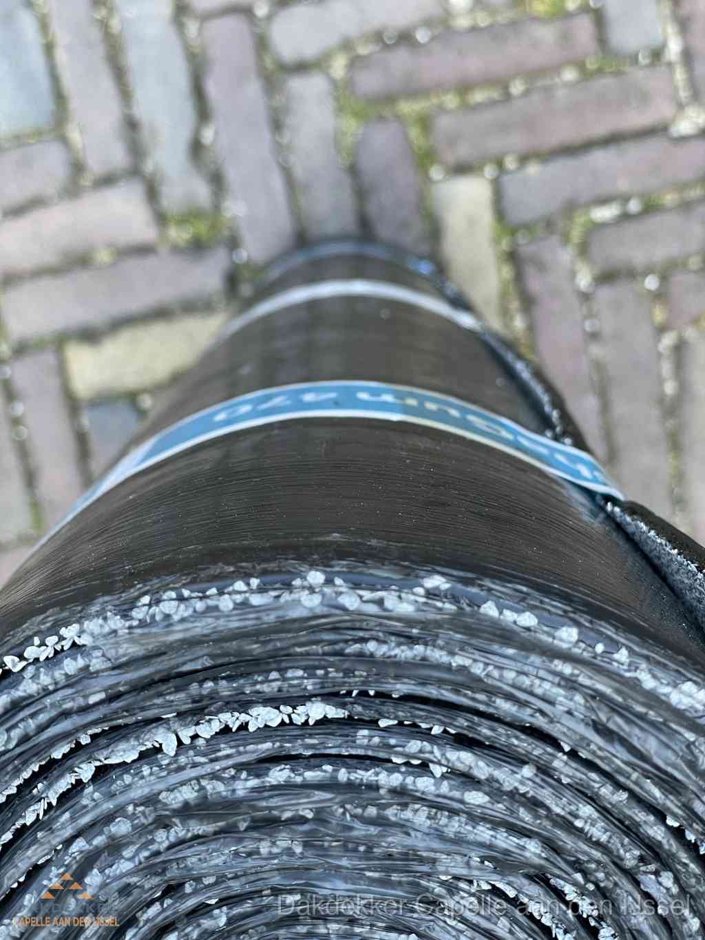 Rol bitumen dakleer met leislag voor plat dak in Capelle aan den IJssel